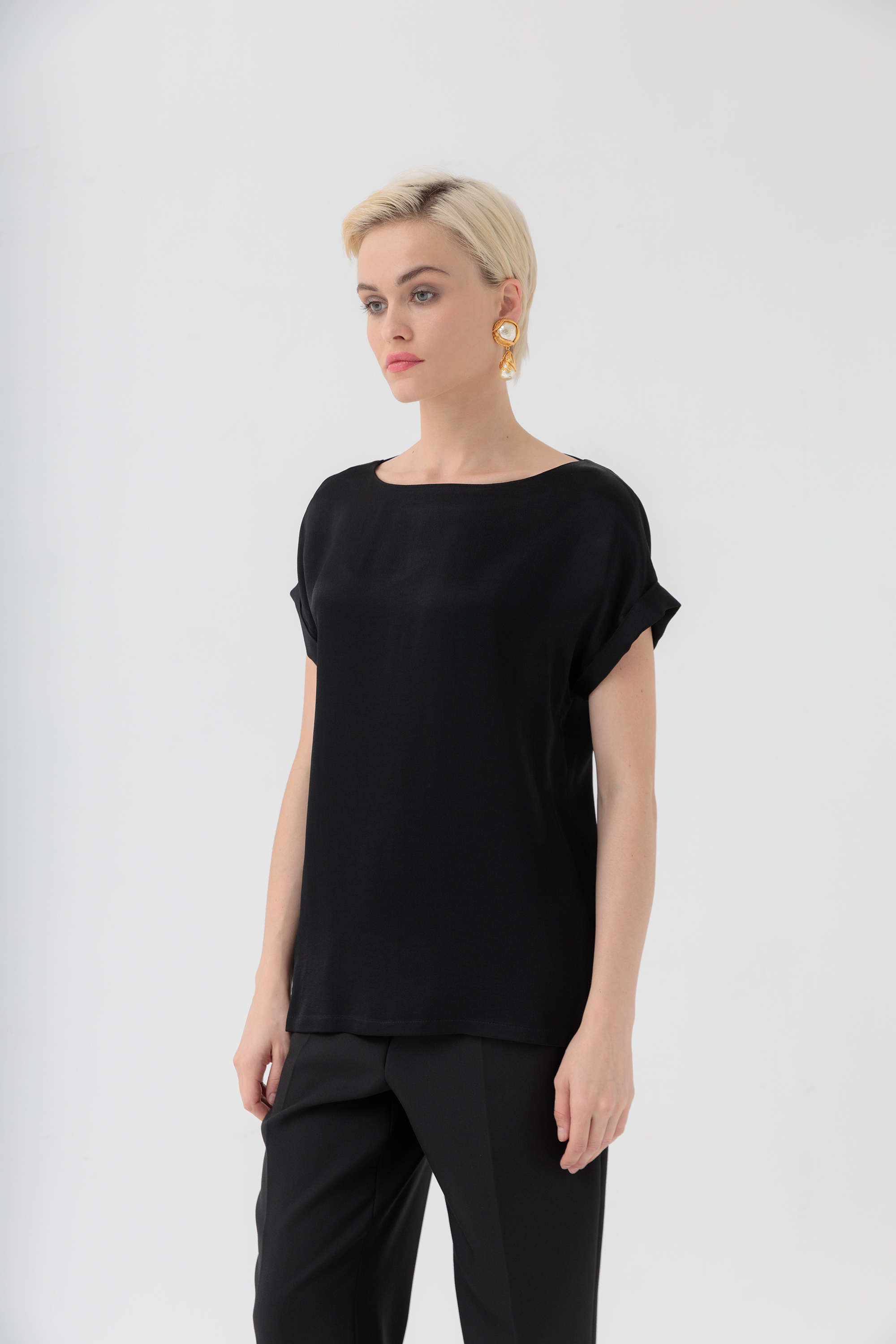 Черный топ с перемычкой Алькамо Черный топ с перемычкой Алькамо